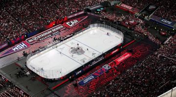 ''Lightning'' virs klajas debess uzņems ''Bruins'' hokejistus